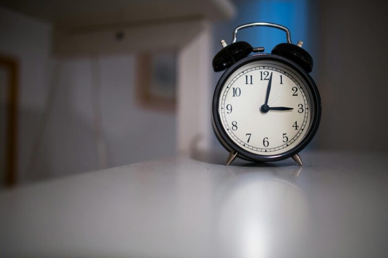 How to Recognize 7 Common Lucid Dream Signs Before You Wake Up