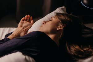 Sleep Paralysis vs. Lucid Dreaming: How to Distinguish Between These Two REM Sleep Phenomena
